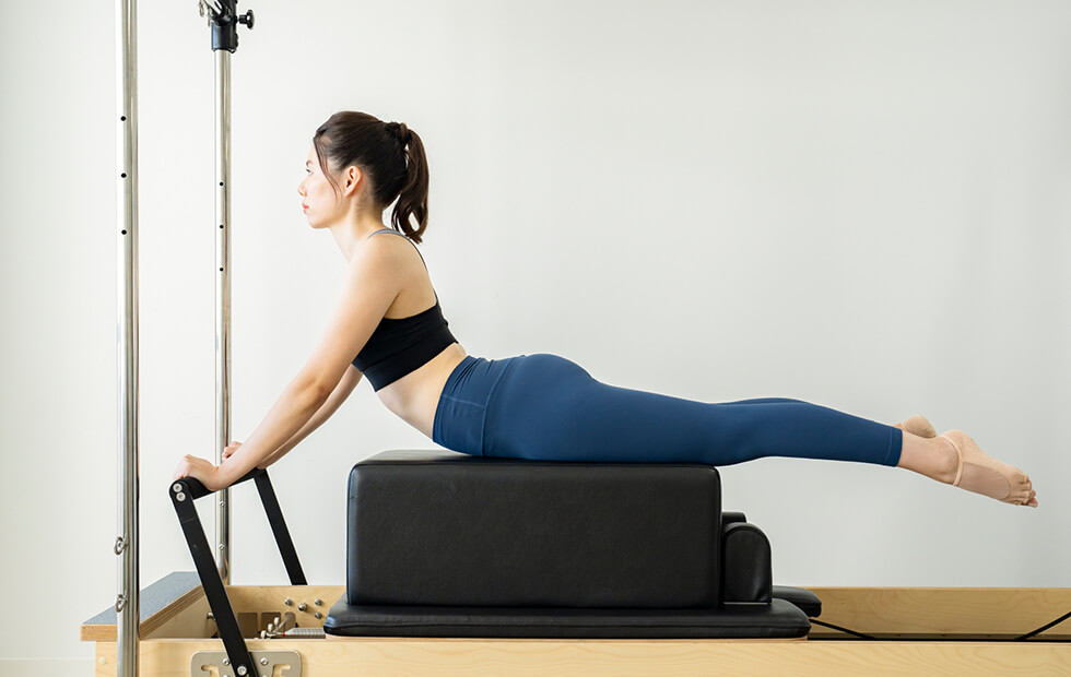 女性がトレーニングしている場面